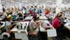 カンボジア労働省、雇用調整される7000人の縫製工に金銭支給